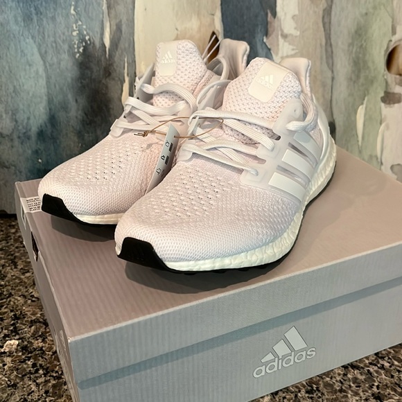 NWT Adidas Ultraboost 5.0 DNA W Size US 9 - Picture 1 of 9